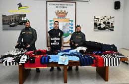 Sequestrati 140 capi contraffatti tra maglie da calcio e sciarpe