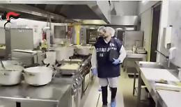 Lavoratori irregolari e cibo scaduto, chiuso ristorante etnico