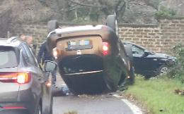 Perde il controllo dell&rsquo;auto e si ribalta, ferita una donna