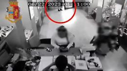 Rub&ograve; anello da 17mila euro da gioielleria di Viterbo, arrestata 44enne