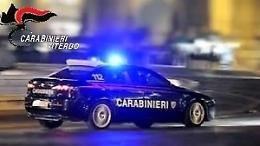 Viterbo, sorpreso a rubare in un negozio, spintona il proprietario e fugge