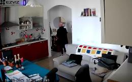 Vestita con pelliccia e borsa griffata, ruba in un appartamento