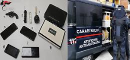 Nascondono pistola e ordigni in cucina
