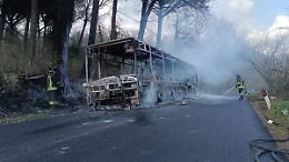 Un autobus della linea extraurbana divorato dalle fiamme