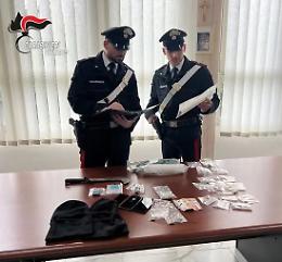 Blitz all&rsquo;alba nei boschi: scoperto accompamento di spacciatori, 2 arresti