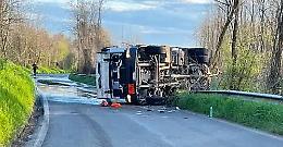 Si ribalta autocisterna con 12mila litri di gasolio, chiusa la Bassanese