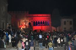 Emoziona la Crocifissione in piazza S. Lorenzo