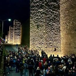 Viterbo: le mura medievali si accedono di nuova luce