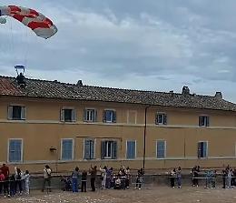 Caprarola, paracadutista atterra sul tetto di una casa