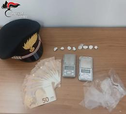 Tentano di sfuggire al controllo dei carabinieri, trovati con 8 dosi di cocaina