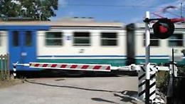 Viterbo: auto si ribalta, abbandonata sui binari viene travolta dal treno