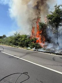 Oriolo Romano: incendio di sterpaglie minaccia tre abitazioni