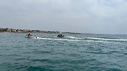 Si spinge al largo e rischia di affogare