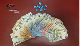 Trovato con 10 dosi di cocaina e 1000 euro in contanti, arrestato un pusher