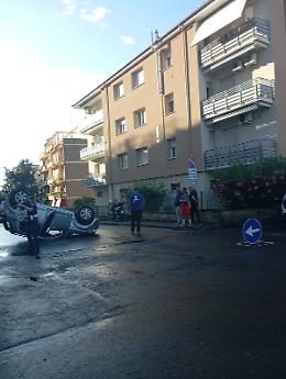 Viterbo: scontro frontale all&rsquo;incrocio, un&rsquo;auto si ribalta