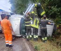 Auto finisce fuoristrada sulla Tuscanese, strada chiusa per un&rsquo;ora
