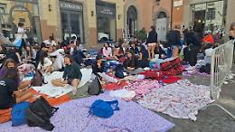 Tanti giovani in attesa dall&rsquo;alba