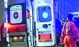 Giovane accoltellato e lasciato davanti al pronto soccorso del Grassi di Ostia