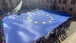 Viterbo: una gigantesca bandiera d&rsquo;Europa fa da tappeto a piazza del Comune