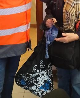 Viterbo: getta per sbaglio denaro e gioielli nel cestino dei rifiuti