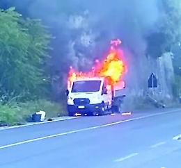 Viterbo: furgone in fiamme, salvi i due operai a bordo