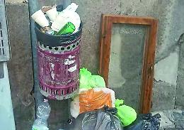 Viterbo: rifiuti abbandonati in centro, il fenomeno non si arresta