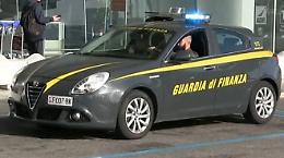 Ruba un&rsquo;auto in porto e forza la sbarra