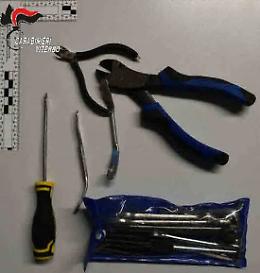 In auto con passamontagna, arnesi da scasso e binocolo: denunciati in due