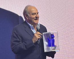 Gerry Scotti, doppia festa: riceve il 13&deg; Telegatto e nasce la nipotina Olivia