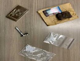 Tenta di disfarsi di crack e hashish, arrestato 29enne
