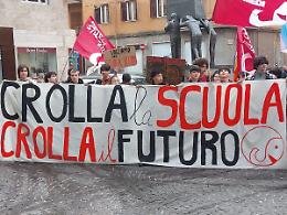 Viterbo, studenti in piazza: &laquo;Se crolla la scuola, crolla il futuro&raquo;