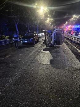 Viterbo: scontro tra due auto, una si ribalta. Un ferito