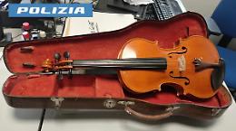 Viterbo: ruba una viola da un negozio