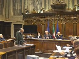 Mozziconi in terra, panni stesi: a Viterbo multe fino a 150 euro