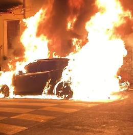 Due auto incendiate nel cuore della notte, preoccupazione a Bassano Romano
