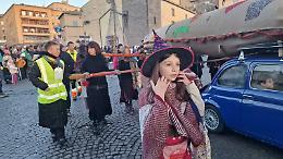 La Calza della Befana pi&ugrave; lunga del mondo sfila a Viterbo