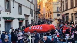 A Viterbo la Calza della Befana, folklore e solidariet&agrave; in centro