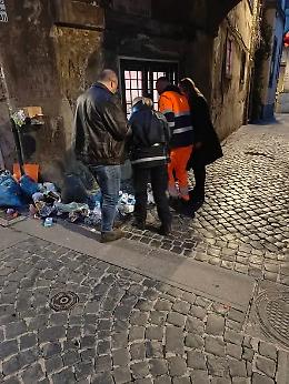 Viterbo: rifiuti abbandonati in via del Collegio, multati in tre