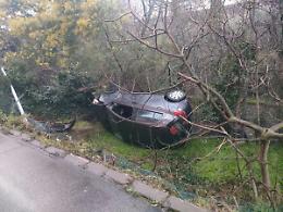 Viterbo: auto sbanda, va fuori strada e finisce in un giardino