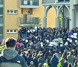 Palloncini bianchi e blu per l&rsquo;ultimo saluto a Gabriele