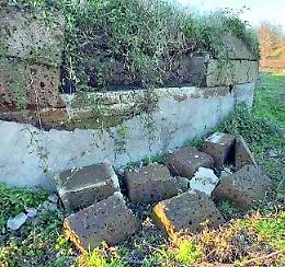 Crollo di tufi alla Tomba Grande del sito storico-archeologico di Pian della Conserva