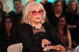 Amanda Lear a Belve: "Dal&igrave; era impotente, Bowie? Faceva un po' schifo..."