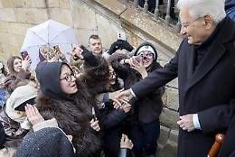 Mattarella a Praga, i ragazzi entusiasti lo salutano con l'Inno di Mameli