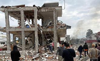 Roma, crolla palazzina in zona Piana del Sole: due feriti gravi. Esplosione forse dovuta ad una fuga di gas