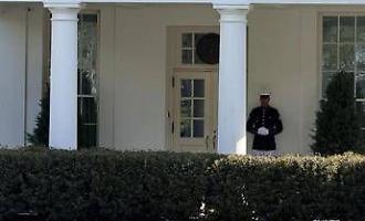 Il giallo del ricovero di Trump, il presidente Usa lontano dai riflettori: "Al lavoro per gli americani"