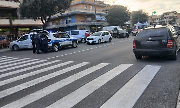 Ladispoli, perde il controllo dell'auto e finisce contro altre due auto