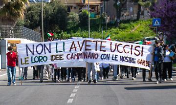Il corteo dei ragazzi della Don Milani