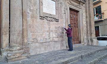 Scritte sataniche sulla chiesa, arrivano i restauratori