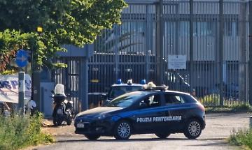 Agente aggredito da un detenuto e ferito al collo, al torace e a un polso