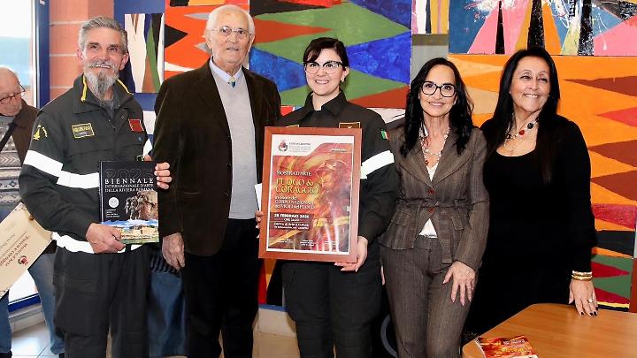 In tanti alla mostra in onore dei vigili del fuoco